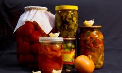 Нутрициолог рекомендовала полностью исключить соленья из рациона
