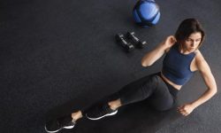 Вечерняя тренировка для похудения: как заниматься дома и не нарушить сон (видео)