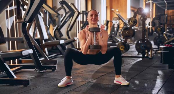 10 эффективных упражнений для ног с гантелями